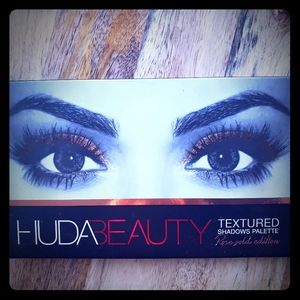 Huda Beauty Rose Gold Textured Eyeshadow Palette